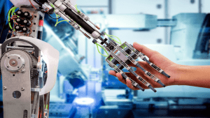 Sinh viên Kỹ thuật Y sinh Úc đang thử nghiệm cánh tay robot tại phòng lab
