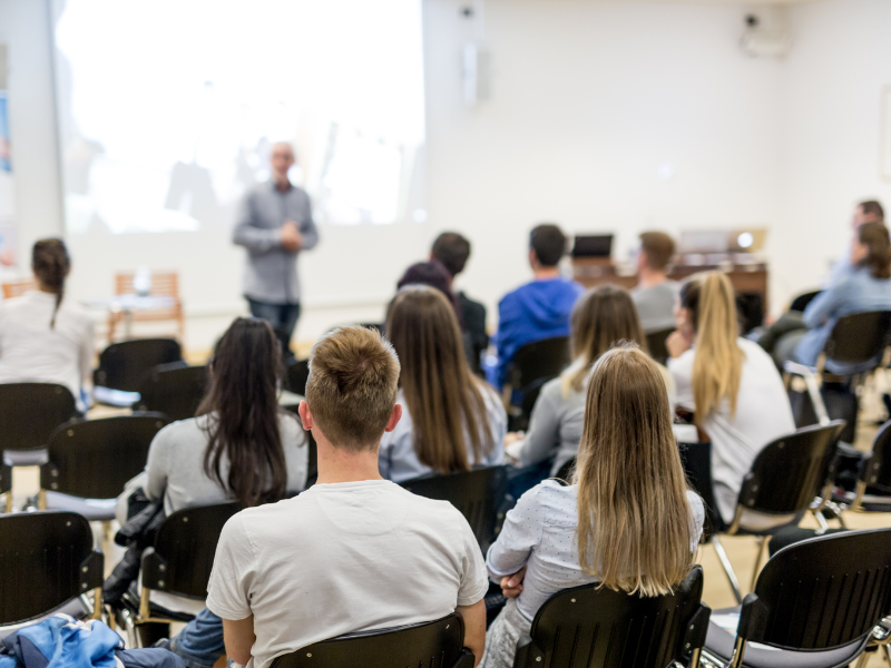 Học bổng ngành Kinh doanh & Quản trị kinh doanh tại University UK